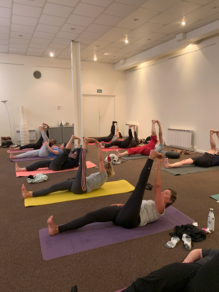 Yoga vinyasa - Hatha yoga - Yin Yoga - Supta Padanghustasana - Posture étirement - Cours collectif - Bonne humeur - Yoga Paris 13