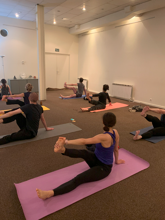 Yoga vinyasa - Hatha yoga - Yin Yoga - Parivrtta Paschimottasana - Torsion - Cours collectif - Bonne humeur - Yoga Paris 13