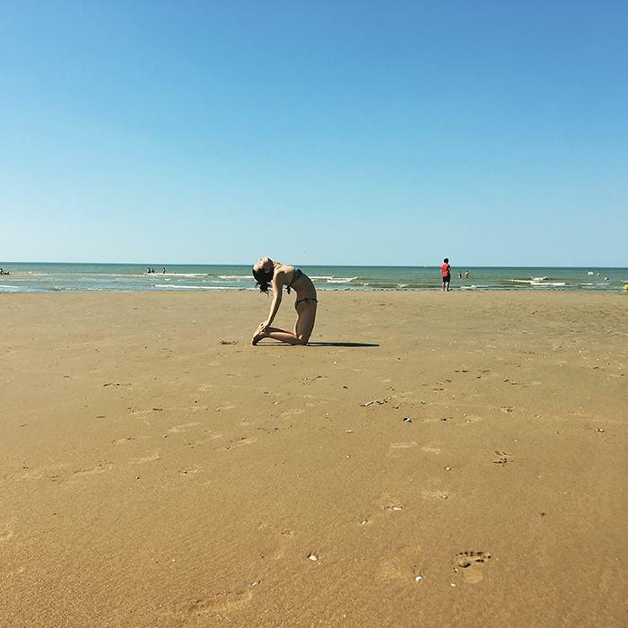 Sirsasana - Pose sur la tête - Equilibre sur la tête - Concentration - Inversion - Yoga sur la plage - Yoga Paris - Yoga vinyasa - Hatha yoga - Yin Yoga - Yoga Paris 13
