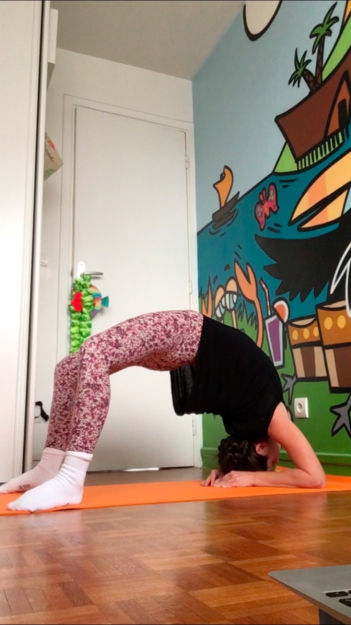 Scorpion - Equilibre sur les coudes - Force - souplesse - Concentration - Equilibre - Yoga vinyasa - Hatha yoga - Yin Yoga - Yoga Paris 13