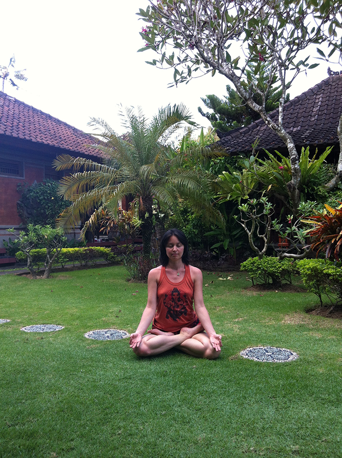 Adomukasvanasa sur 3 pieds - grand écart - Souplesse active - souplesse - force - Yoga vinyasa - Hatha yoga - Yin Yoga - Yoga Paris 13