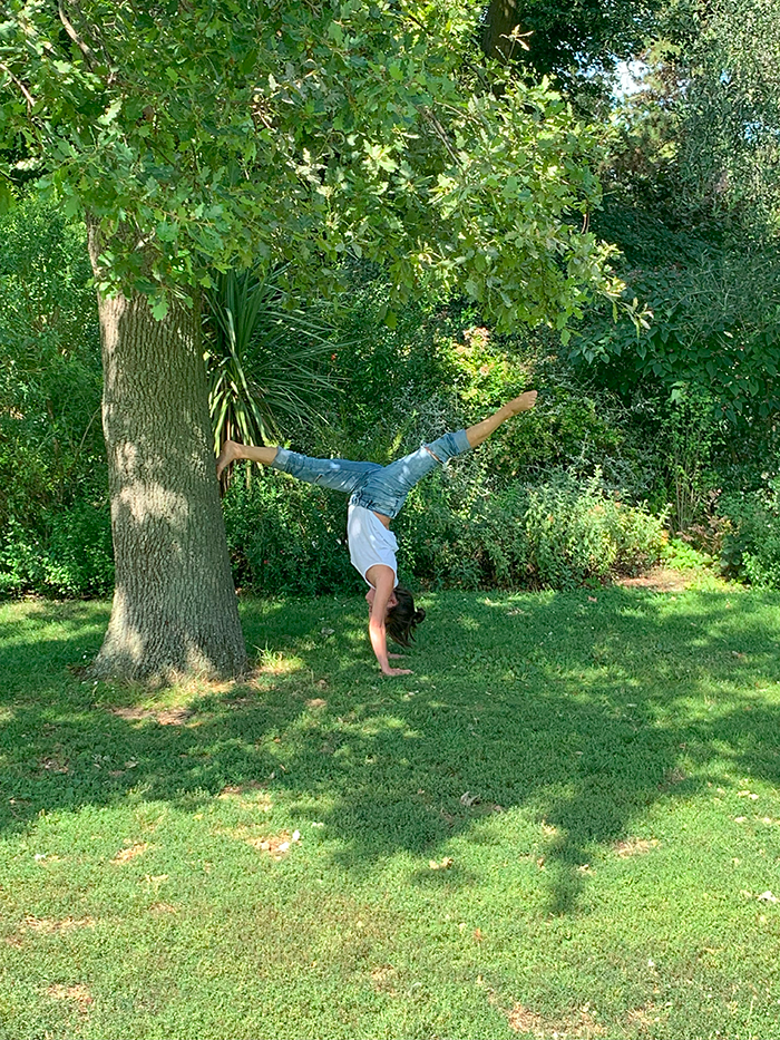 Virabhadrasana 2 - Guerrier - Force - Concentration - Détermination - Yoga vinyasa - Hatha yoga - Yin Yoga - Yoga Paris 13